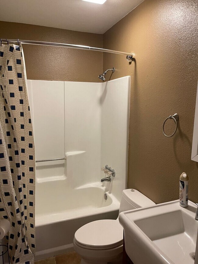 Building Photo - Spacious home in desirable location!