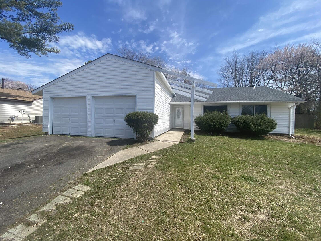 Primary Photo - 37 Pershing Ln