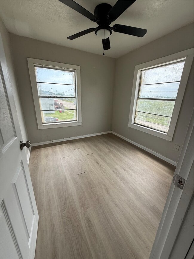 Building Photo - 126 W 6th St