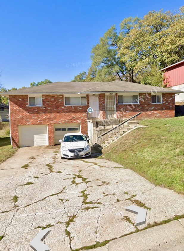 Foto principal - Cozy 2 Bed 1 Bath Duplex in KCK-Coming SOON!!