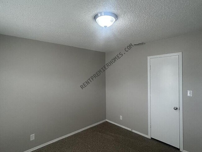 Foto del edificio - 2444 S 121st E Ave