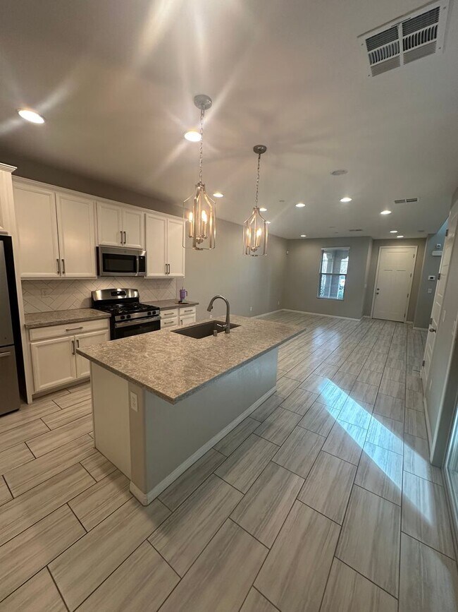 Building Photo - Newer home