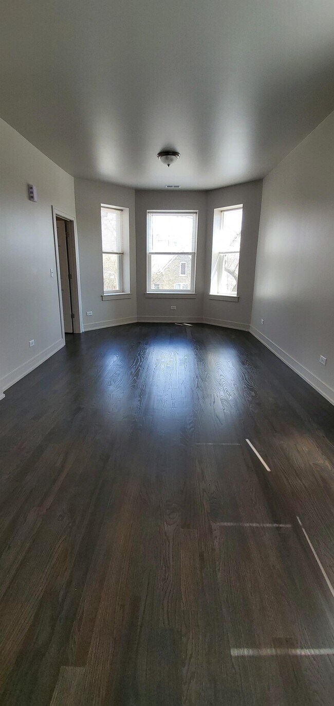 Building Photo - 822 S Karlov Ave