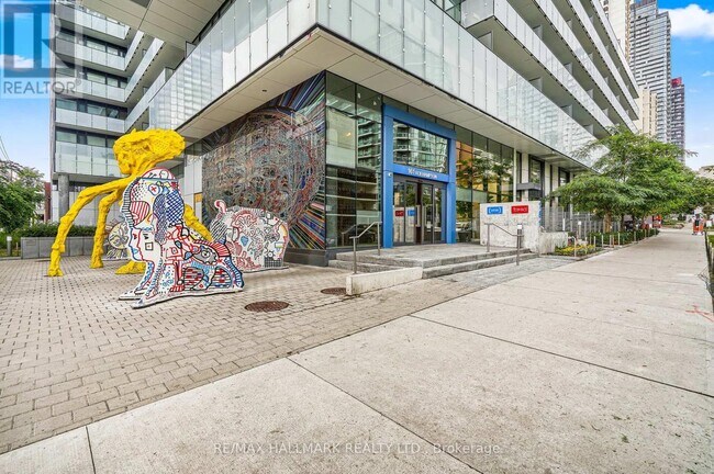 Building Photo - 161-1161 Roehampton Ave