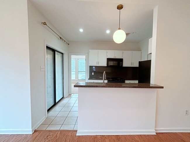 Foto del edificio - 2 Bedroom Near Towne Center.