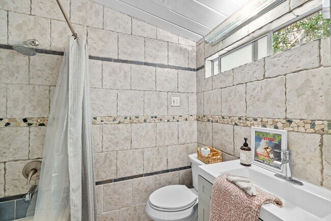 Foto del edificio - Serene yard tucked in the canyon!