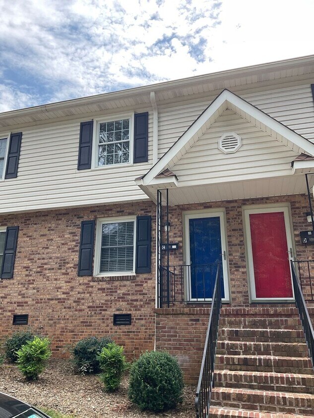 Primary Photo - Spacious 2 Bedroom Apartment Available Now!