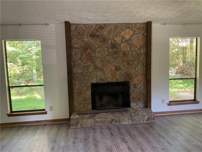 Foto del edificio - 215 Lakeland Ct