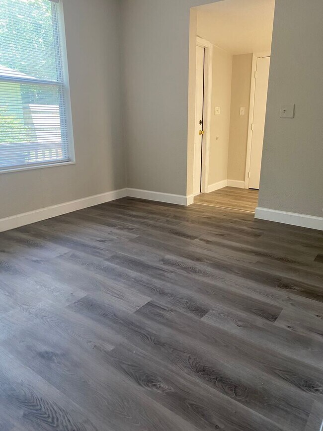 Building Photo - Charming 1 Bed 1 Bath Triplex Cottage for ...
