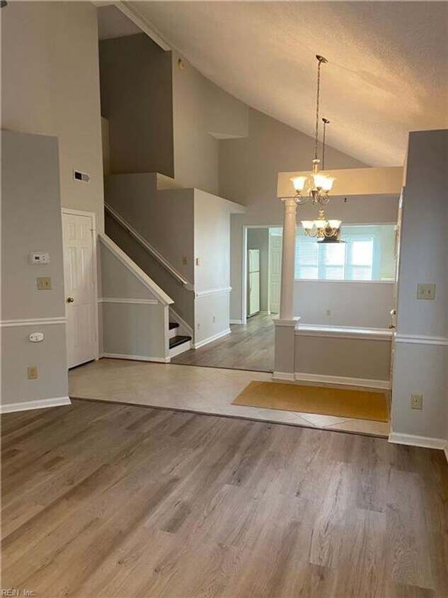 Building Photo - Move In Ready Townhouse in Yorktown