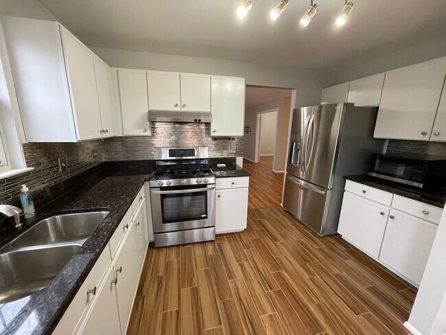 Foto del edificio - 1185 Russellwood Ct