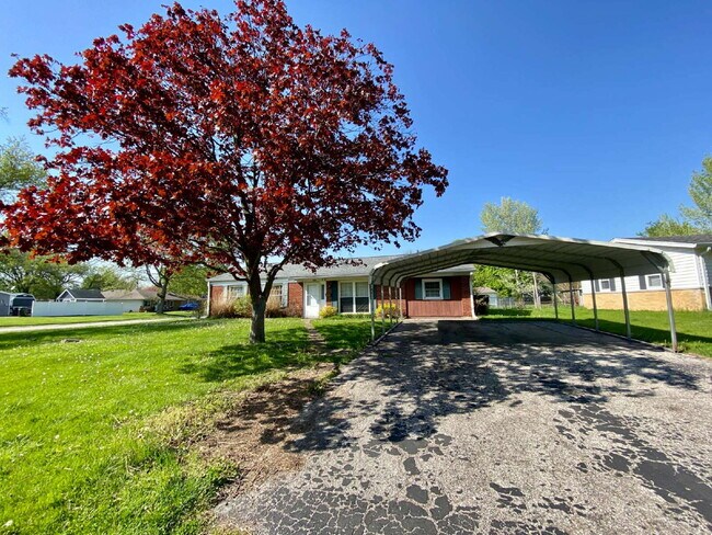 Building Photo - Great 4 Bedroom 2 Bathroom Red Brick Ranch Home in New Whiteland!