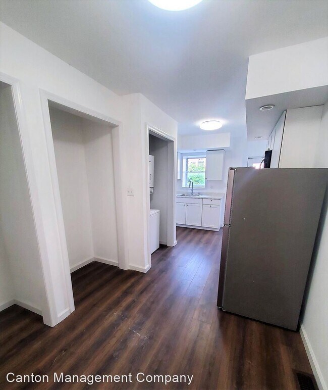 Building Photo - 2 br, 1 bath House - 2120 Division St.