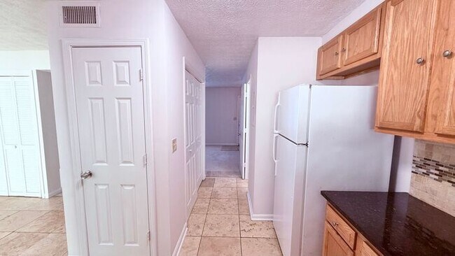 Foto del edificio - Lilburn 2 Bed-2.5 Bath Townhouse, Fireplace, Great Floor Plan!