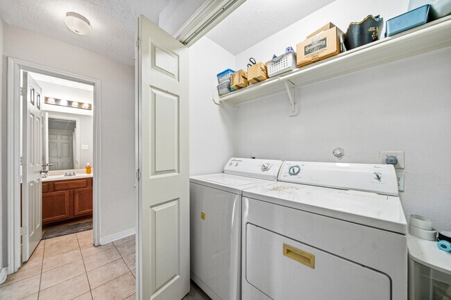 Foto del edificio - 3414 Oaklawn Pl Dr