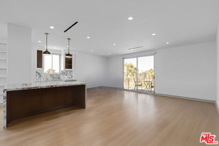 Foto del edificio - 100 S Doheny Dr