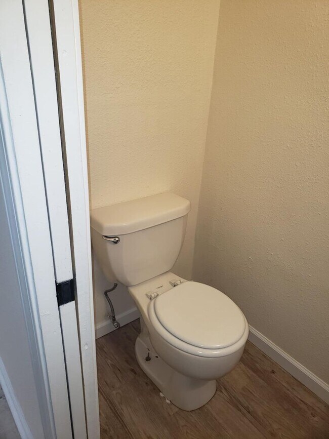 Building Photo - Renovated townhome in a convenient location