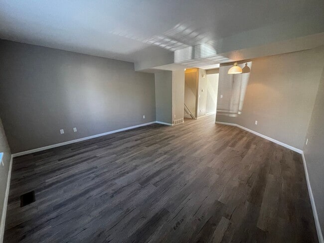 Building Photo - 2900 Ross Dr