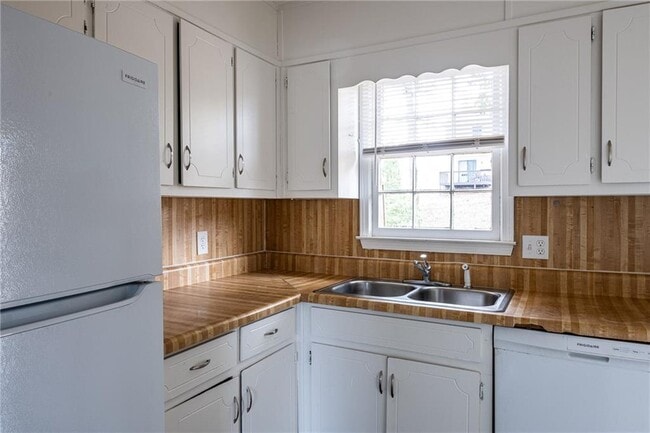 Building Photo - 582 Downing St