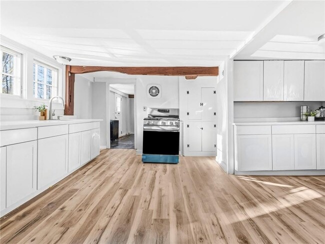 Building Photo - 1382 Hope St