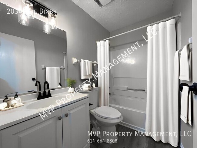 Building Photo - Newly Renovated Townhome in South-East Col...