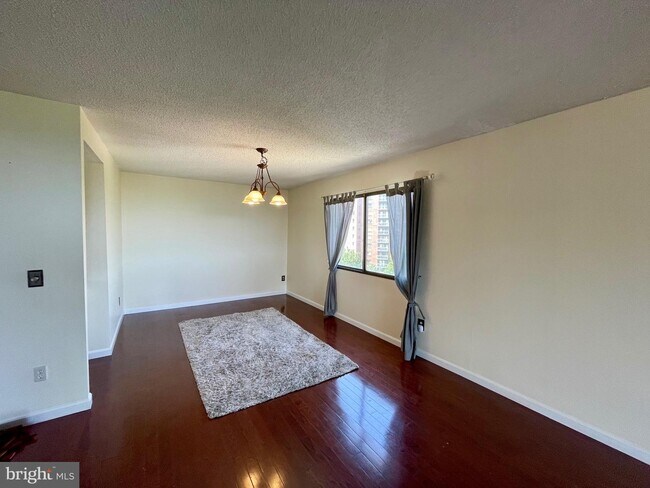 Foto del edificio - 6101 Edsall Rd