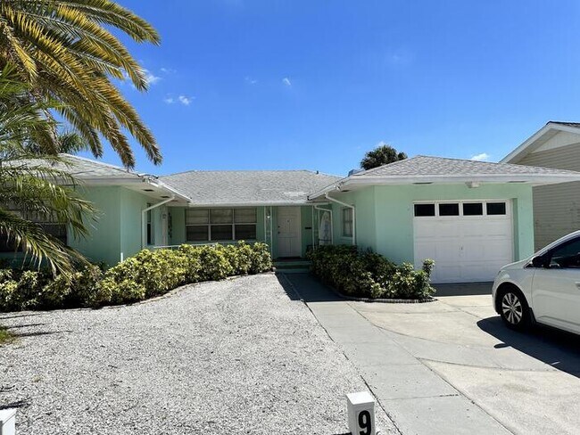 Building Photo - 3 bedroom 3 bath Clearwater Beach With Doc...