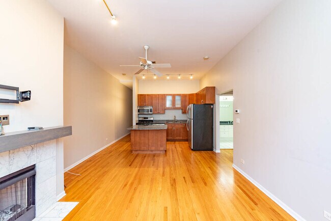 Foto del edificio - 1350 W Fullerton Ave