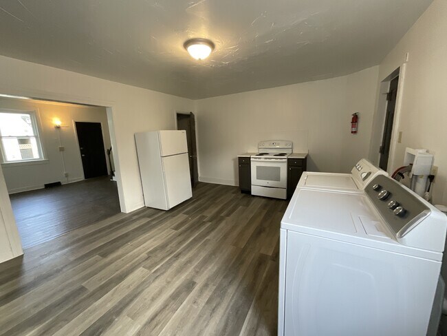 Building Photo - 246 Walnut St