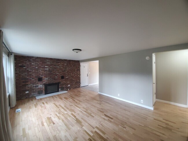Building Photo - Newly Remodeled