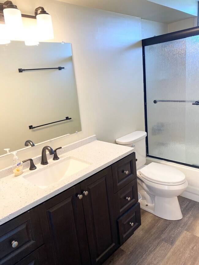 Foto del edificio - Century Park Plaza - 2 bedroom 2 bathroom 2 parking stall unit