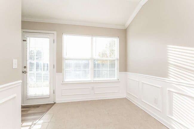 Building Photo - 233 Lake Forest Dr