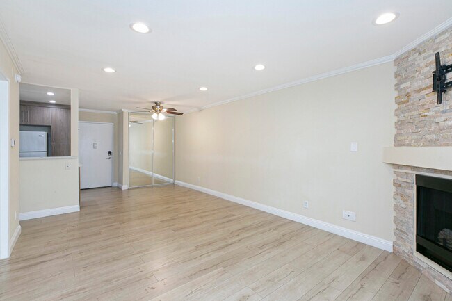 Sala de estar - 5525 Canoga Ave