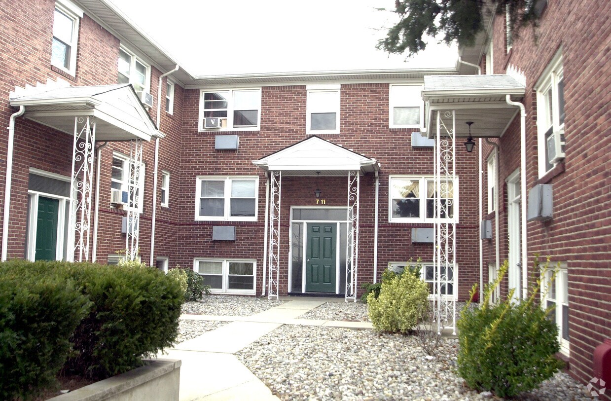 Primary Photo - Byron Street Apartments