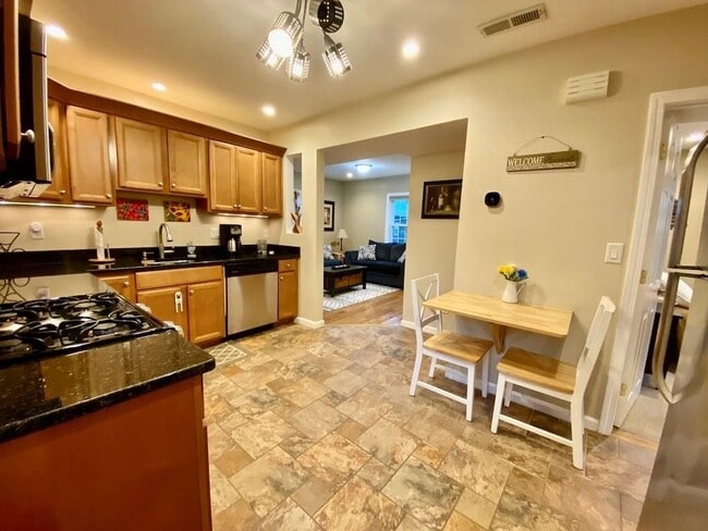 Foto del edificio - 61 Callender Ave