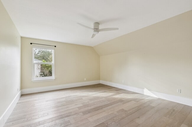 Building Photo - 1441 Place Vendome