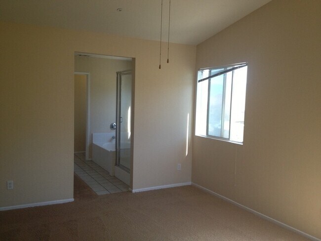 Building Photo - !! BIGGGG 3 BEDROOM + DEN!! HOME ON A BEAU...