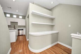 Building Photo - 8715 Meadowcroft Dr