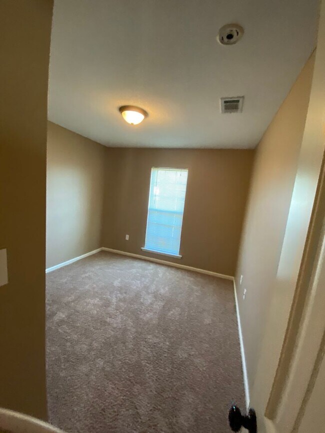 Building Photo - Gorgeous 3BD/2B Home with Two Car Garage