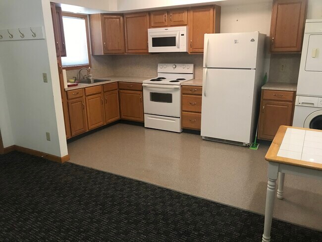 Open concept Kit/din/living - 106 N Pine St