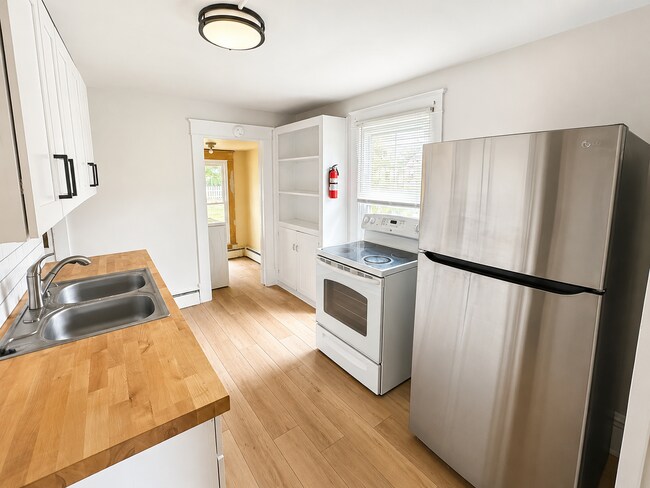 Building Photo - Perfect Location — Downtown Blacksburg, Walk to Campus!