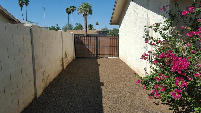 Foto del edificio - 2139 W Enid Ave
