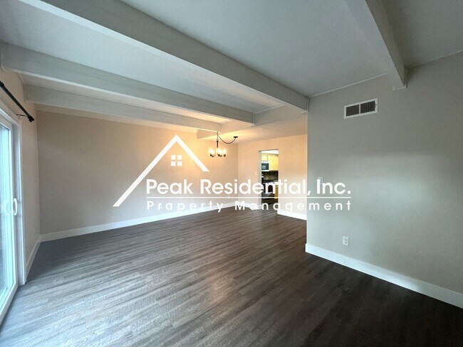 Building Photo - Updated 2bd/1.5ba Townhouse