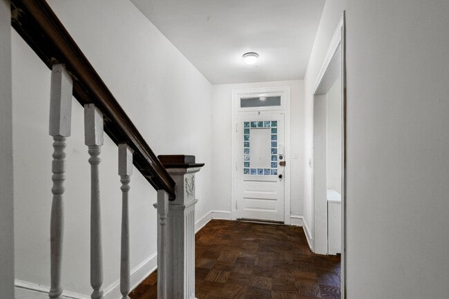 Building Photo - Spacious 6BR/1.5BA Row home