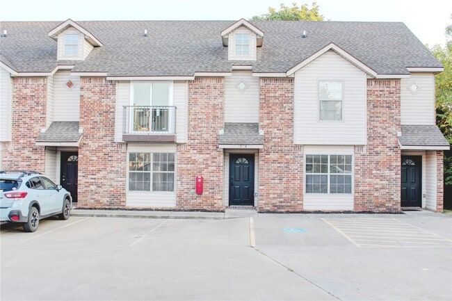 Building Photo - 1746 N Chestnut Ave