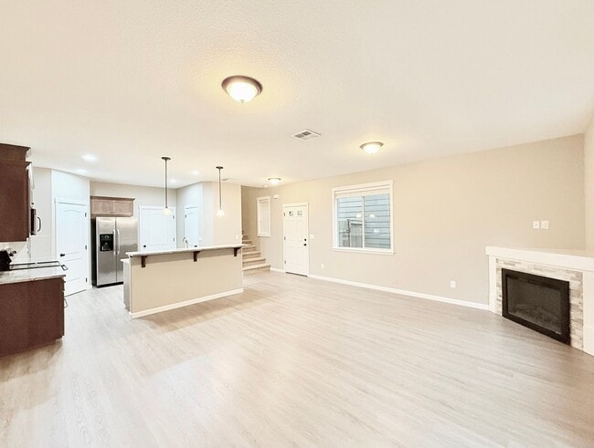 Foto del edificio - Gorgeous 3 bedroom 2.5 bathroom 2 car garage Home- Evergreen High School