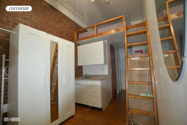 Building Photo - 103 W 70th St