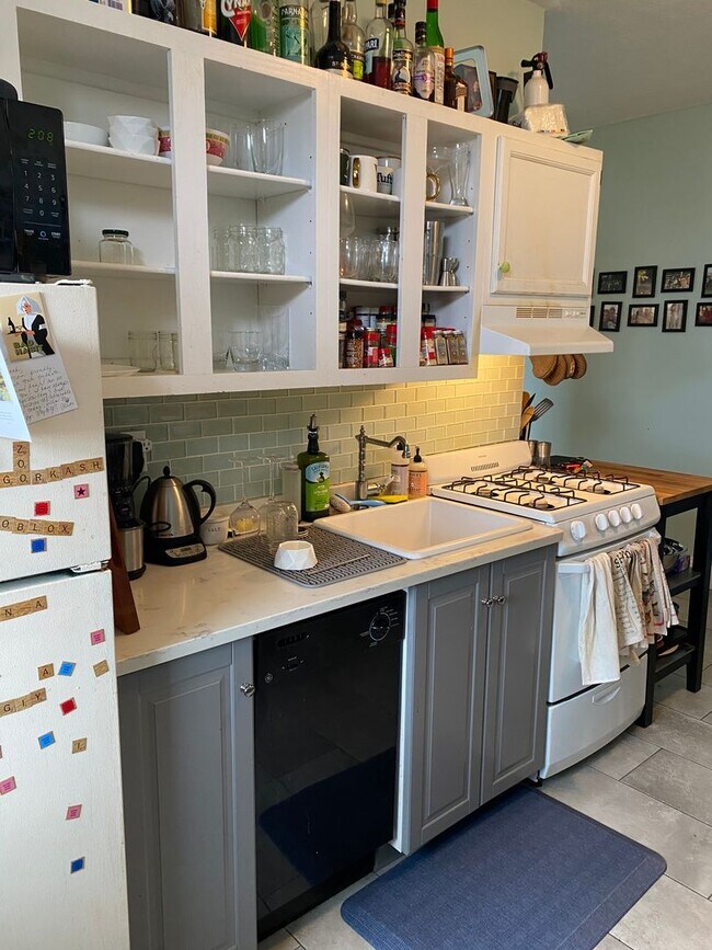 Foto del edificio - Bright large 1bd with a balcony! Walk to T...