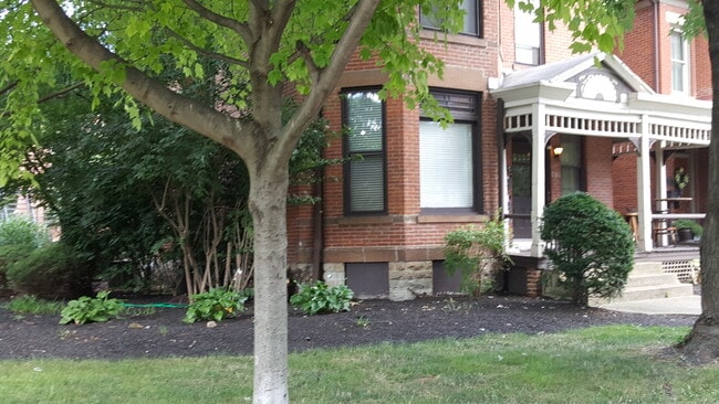 Building Photo - 885 Dennison Ave