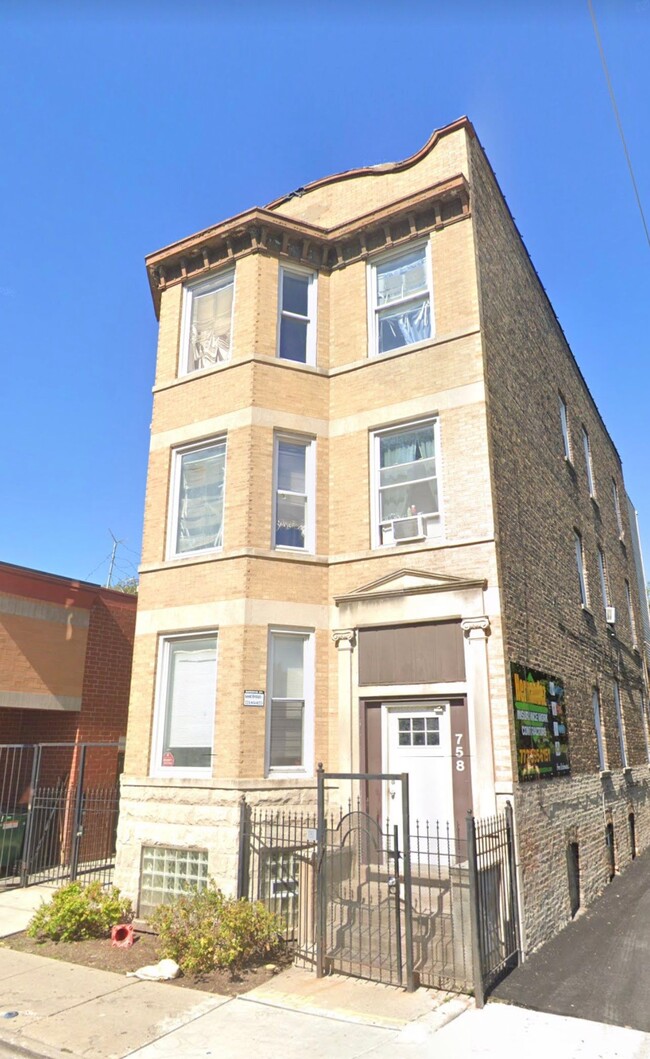 Building Photo - 758 W 71st St